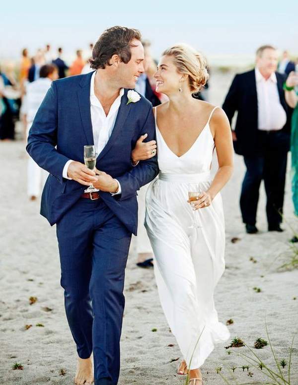 Best Styles for Beach Wedding Dresses_23